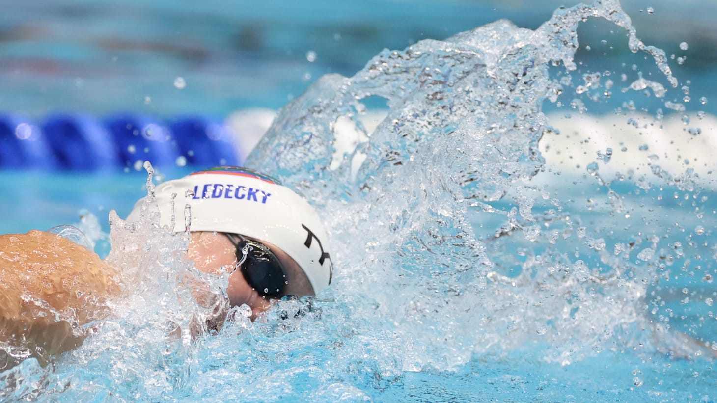 美国游泳名将再度刷新世界纪录