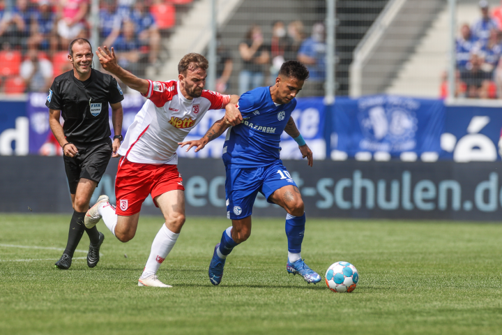 沙尔克队长领衔出战,球队全力以赴 沙尔克队长领衔出战,球队全力以赴