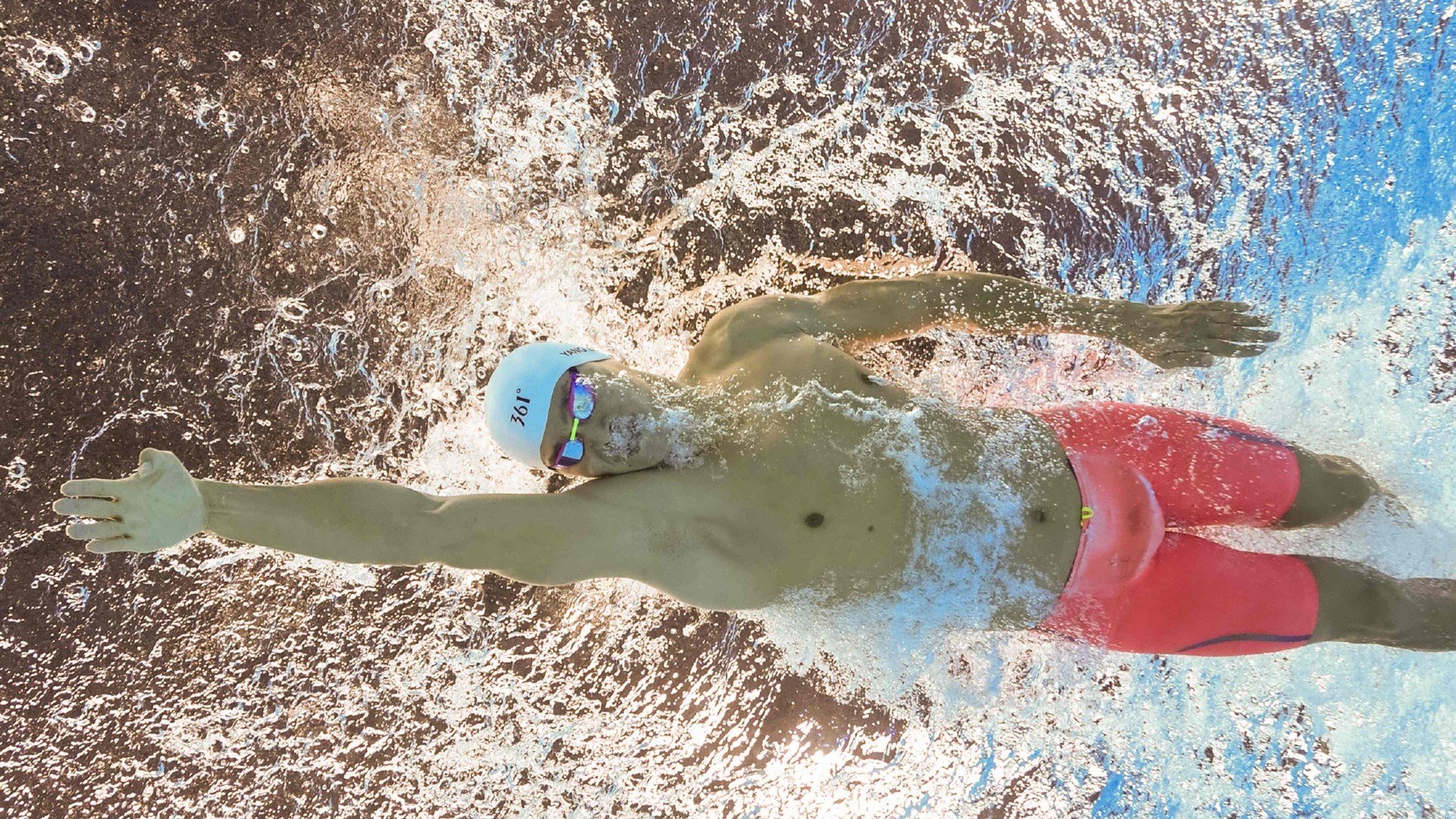 赛道风暴，阿斯顿马丁横扫索伯，拉塞尔点燃赛场之夜