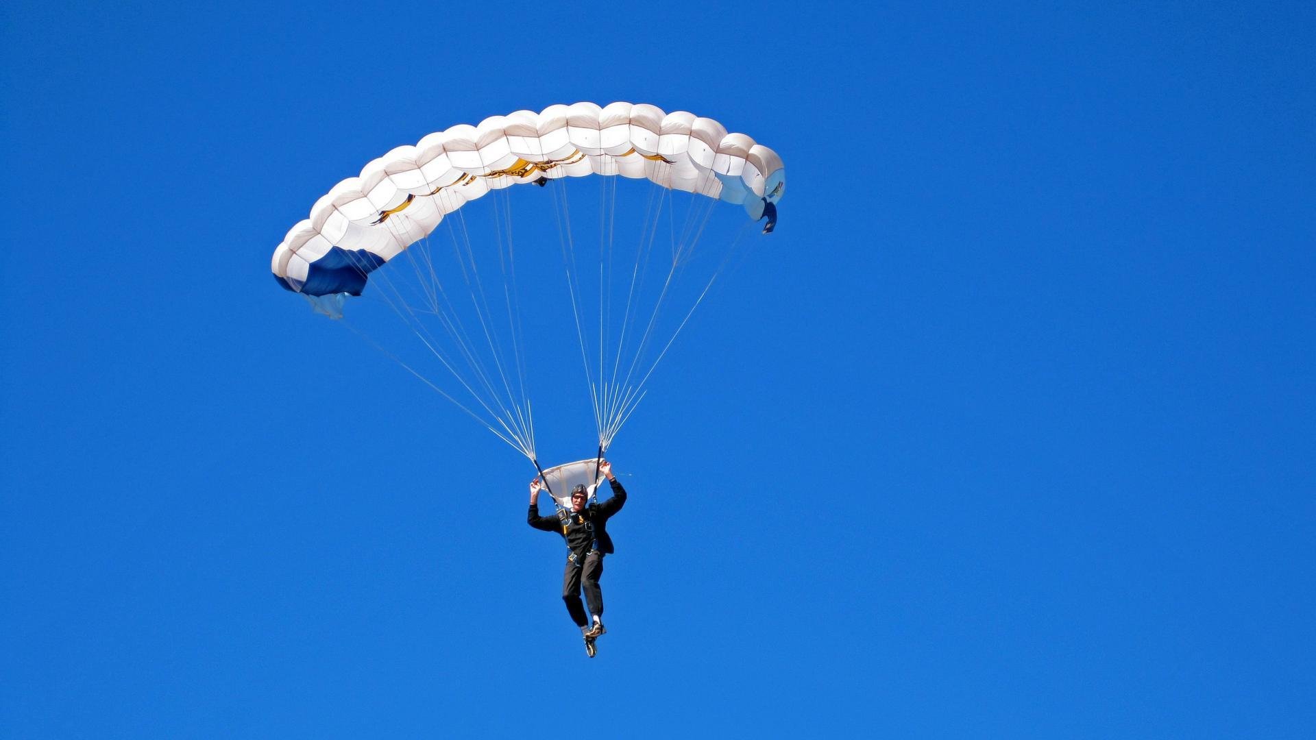 绝地反击，当索伯的红色闪电撕裂红牛的银色堡垒—诺里斯火热状态下的F1奇迹之夜